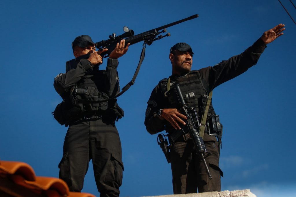 Agentes do Batalhão de Operações Especiais realizam operação