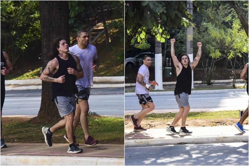 Whidersson Nunes correndo com amigos em rua