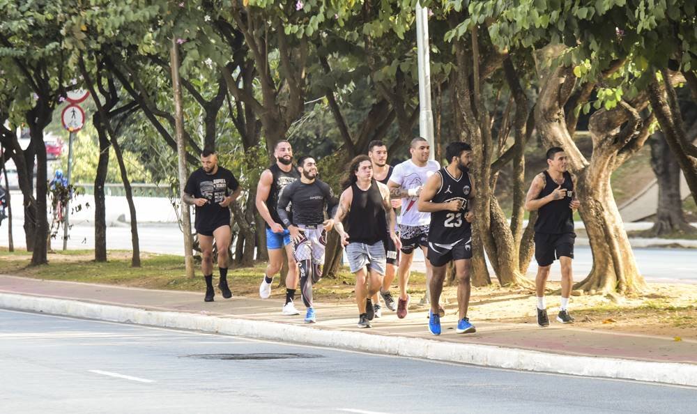 Whidersson Nunes correndo com amigos em rua