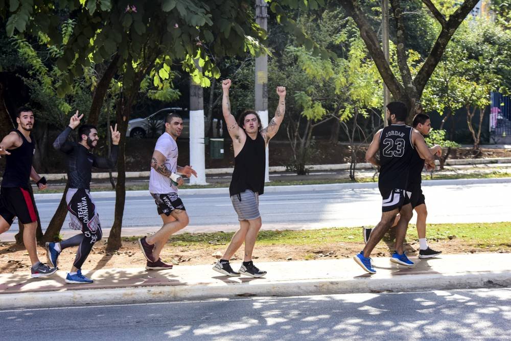 Whidersson Nunes correndo com amigos em rua