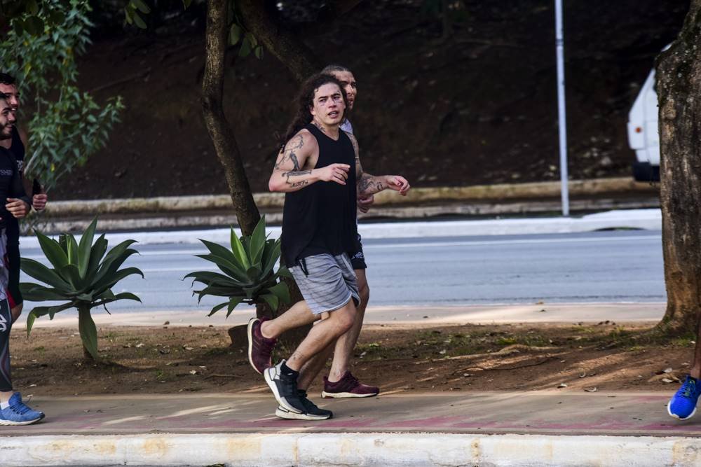 Whidersson Nunes correndo com amigos em rua