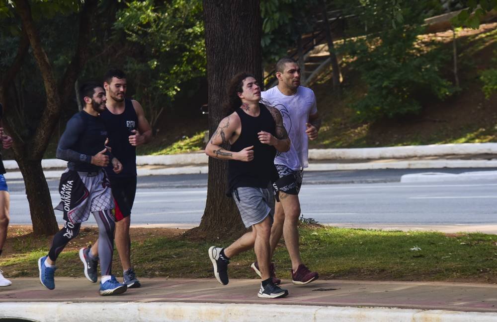 Whidersson Nunes correndo com amigos em rua