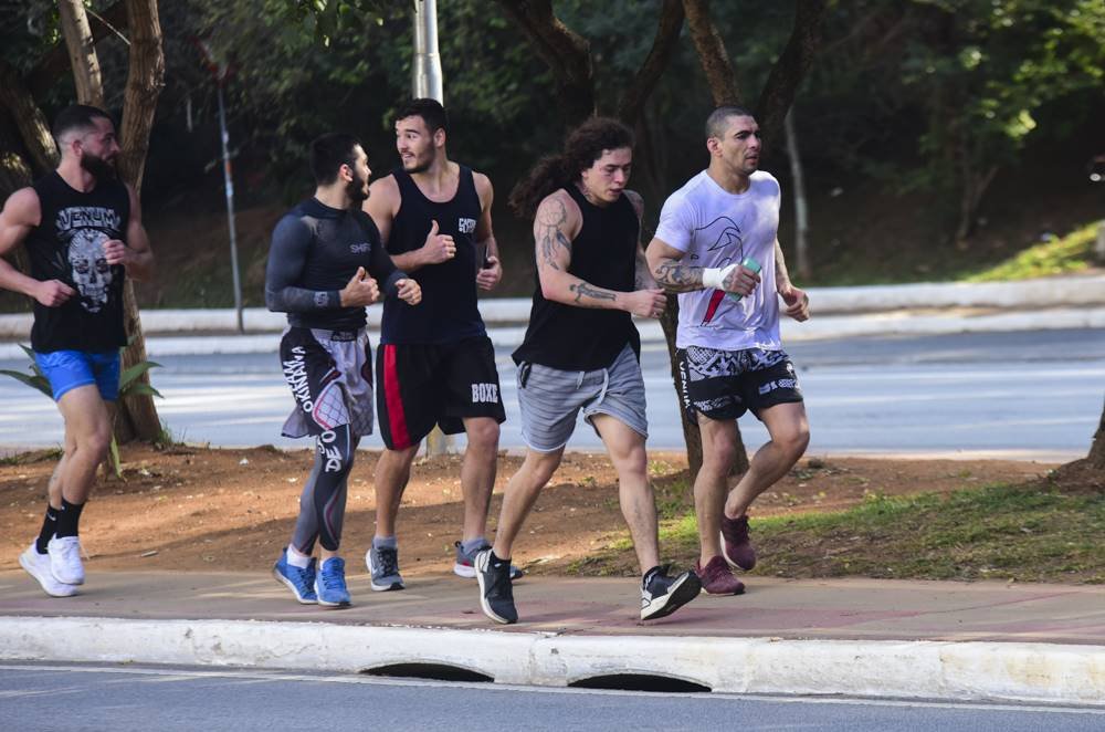 Whidersson Nunes correndo com amigos em rua