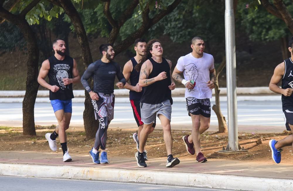 Whidersson Nunes correndo com amigos em rua