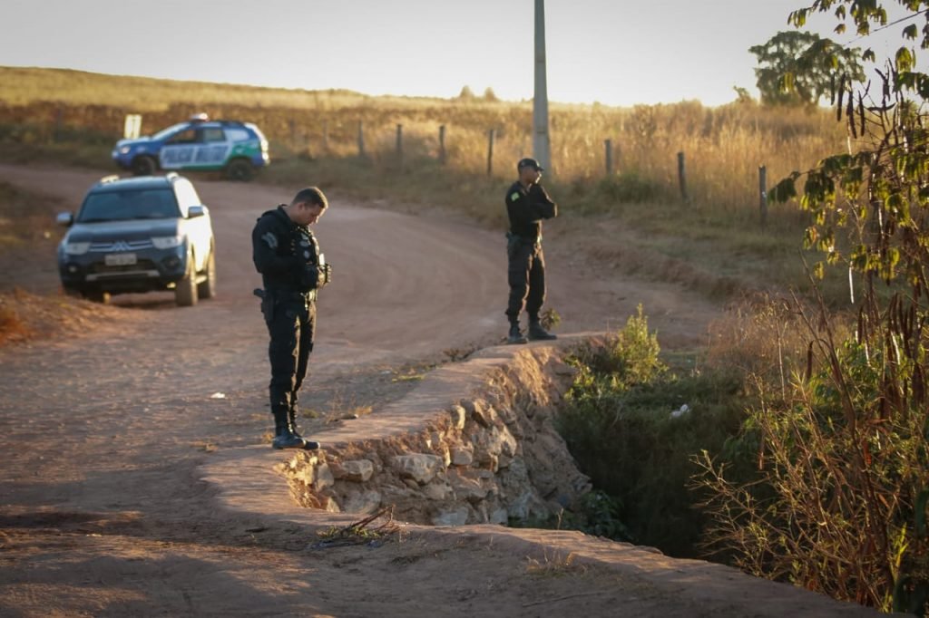 20.2-1024x682 Policiais fazem buscas na casa de ex-sogra do fugitivo Lázaro, veja imagens