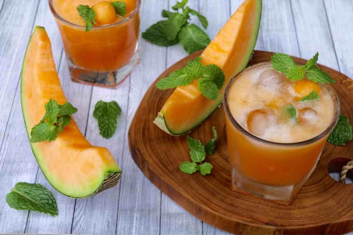 Foto de dois copos de suco de melão com a fruta ao lado - Metrópoles