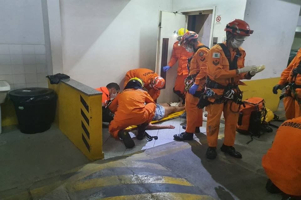 Idosa de 82 anos fica ferida ao cair em fosso