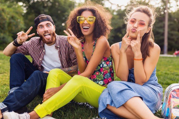 Jovens divertidos e felizes