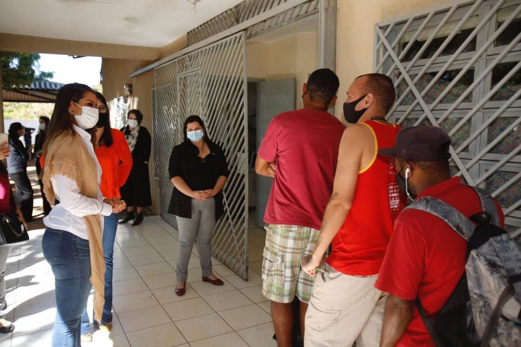 Mayara Noranha visita o centro Pop acampanhando a vacinação de pessoas de situação de rua