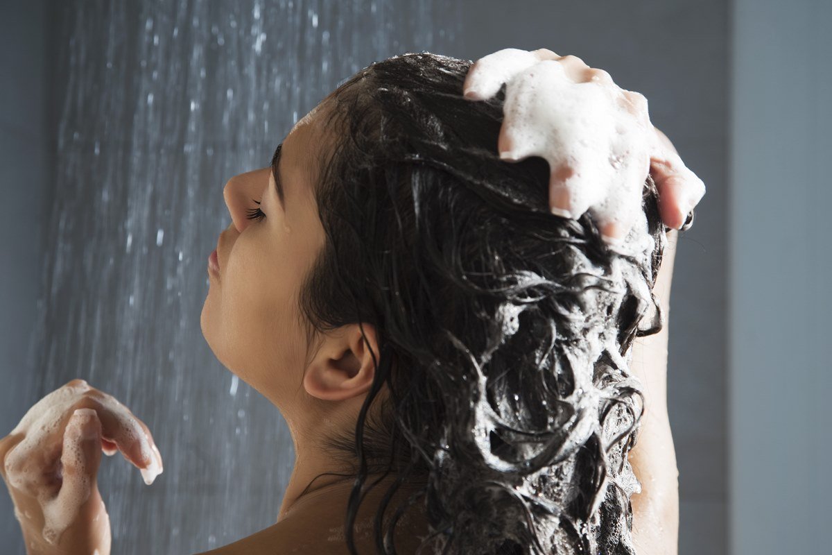 Mulher lava o cabelo