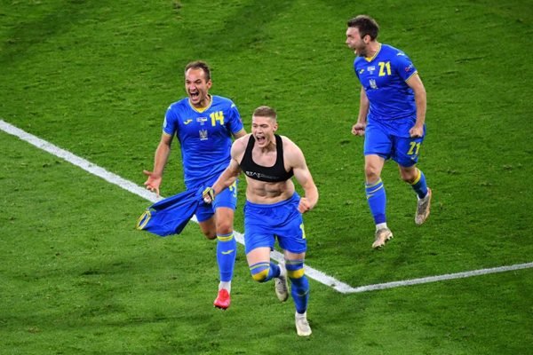 Ucrânia vence Suécia nos acréscimos