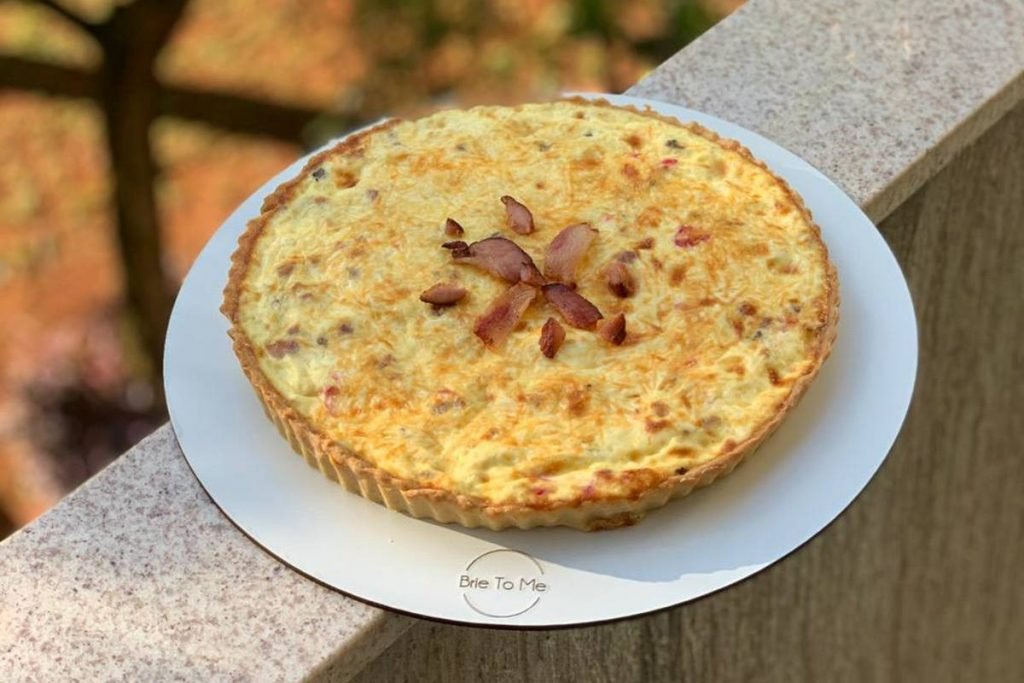 Quiche de Brie com bacon em cima de um batente