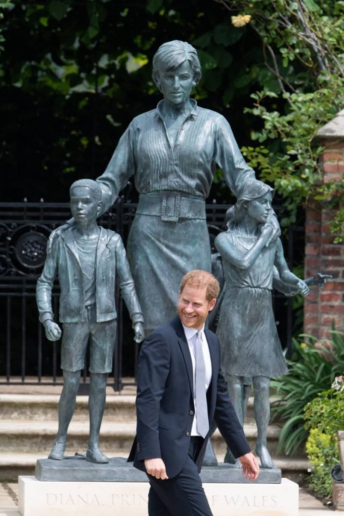 Principes William e Harry em evento do lançamento de estátua de Diana_1