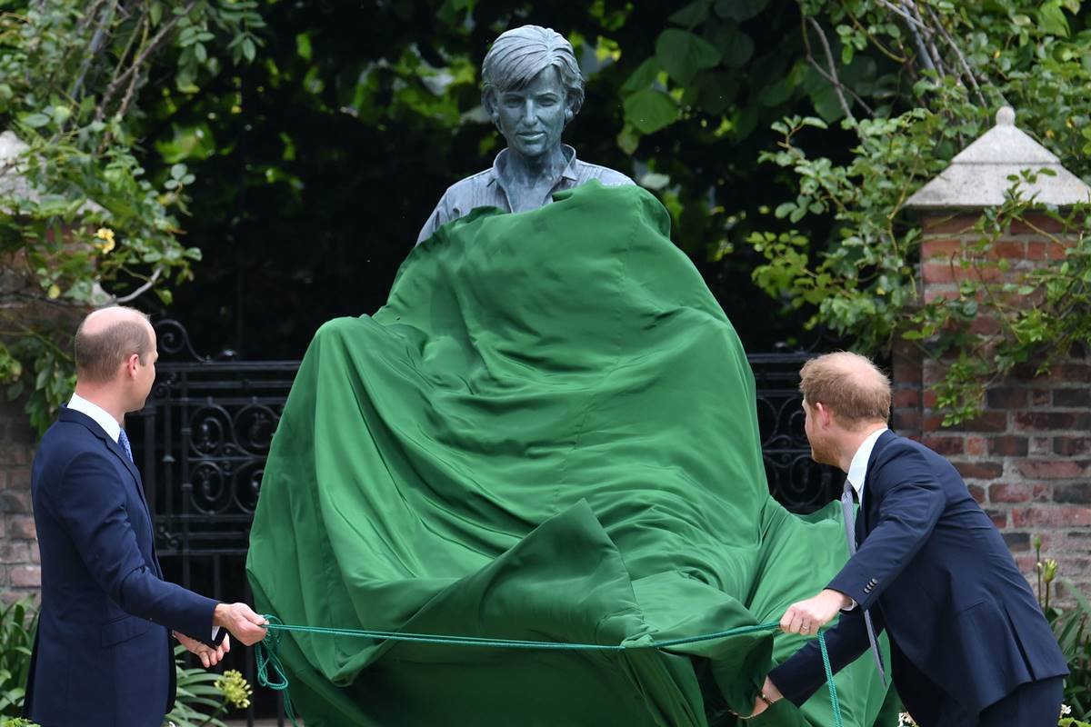 Principes William e Harry em evento do lançamento de estátua de Diana_1