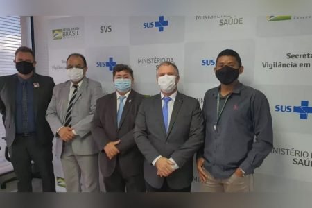 Na foto pastor, Amilton Gomes, da Senah, esteve no Ministério da Saúde junto a Dominguetti (o primeiro da foto à esquerda), o diretor do Departamento de Imunização e Doenças Transmissíveis, Lauricio Monteiro Cruz (ao meio) e major da Força Aérea Hardaleson Araújo de Oliveira (segundo à direita)