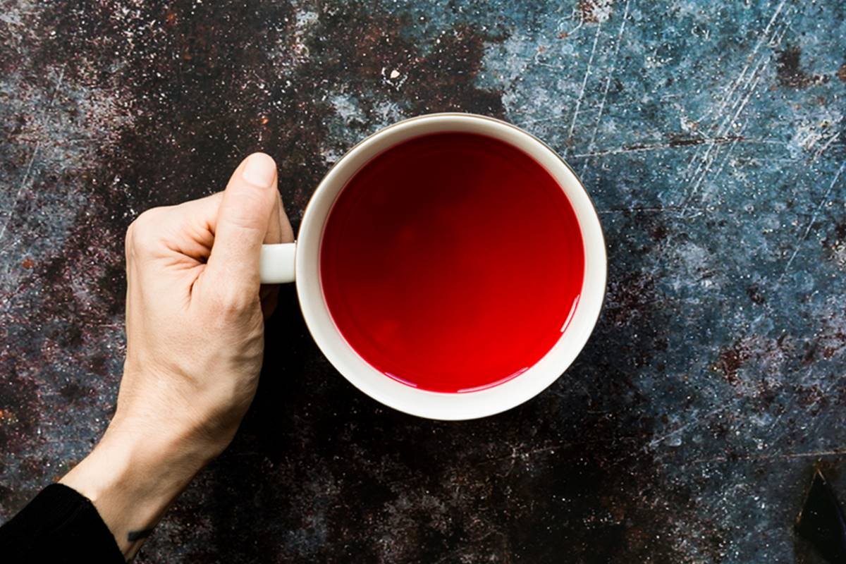 xícara de chá vermelho
