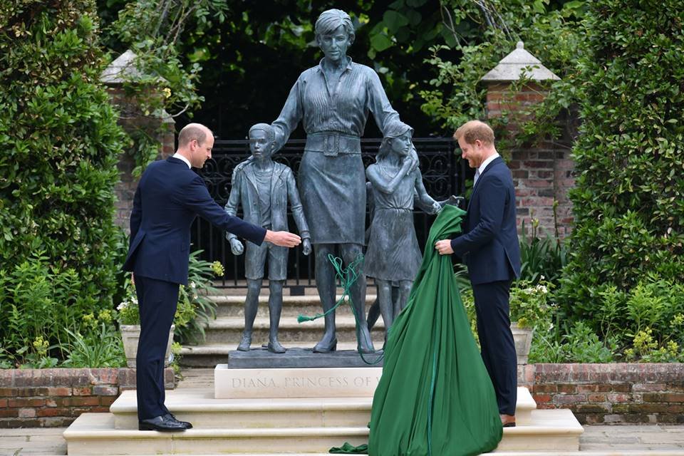 Principes William e Harry em evento do lançamento de estátua de Diana