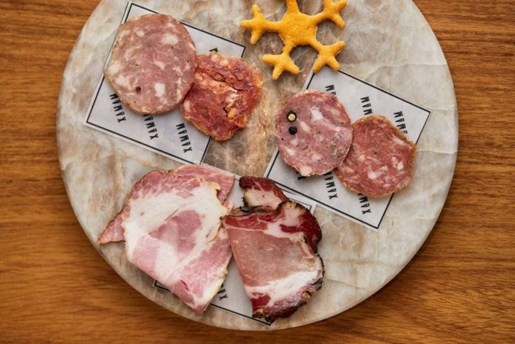 Tábua com , pepperoni e copa