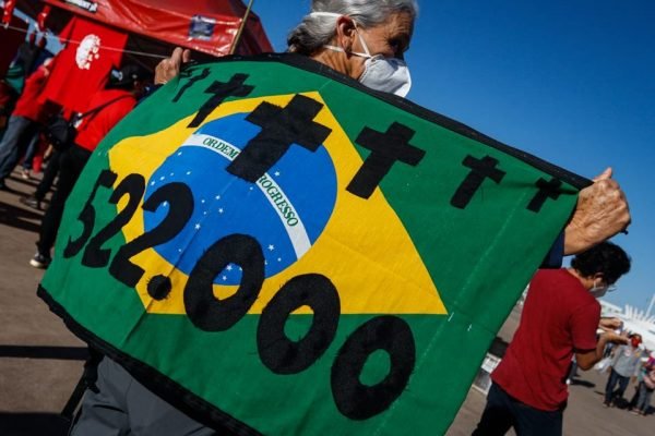 Manifestantes gritam "Fora, Bolsonaro" no Museu Nacional, em Brasília