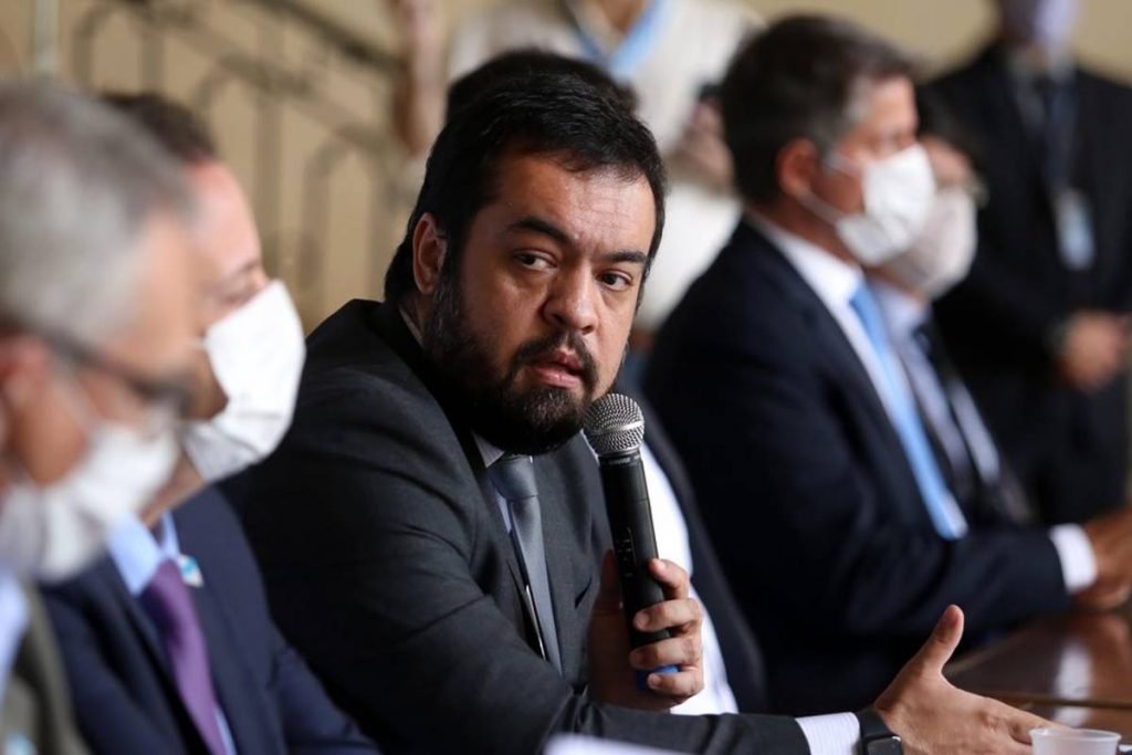 Cláudio Castro fala ao microfone