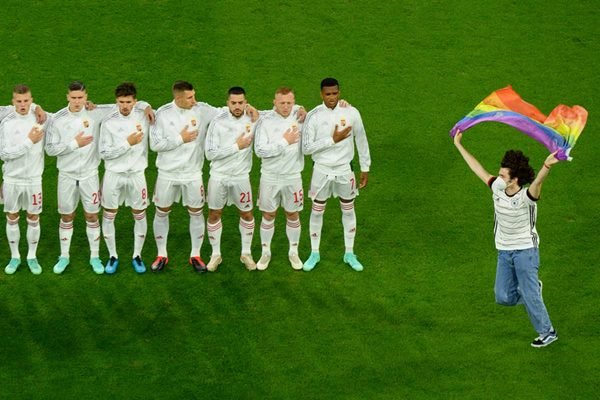 torcedor bandeira LGBTQIA+ Eurocopa
