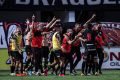 Jogadores do Atlético Goianiense comemorando em campo