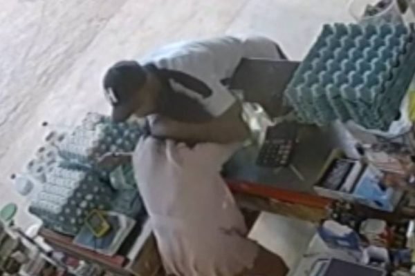 Bandido ameaça com faca vítima de roubo em comércio de Ceilândia