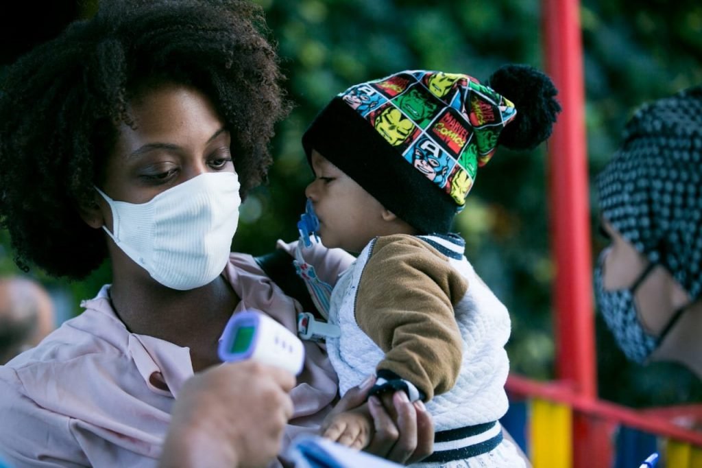 Mãe e filho bebê em creche