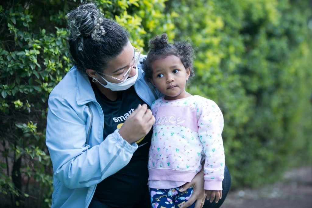 Mãe e filha criança em creche