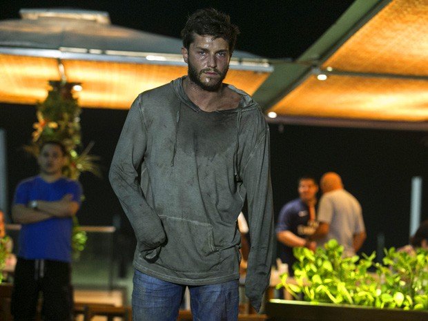 Leonardo (Klebber Toledo) vira mendigo em Império