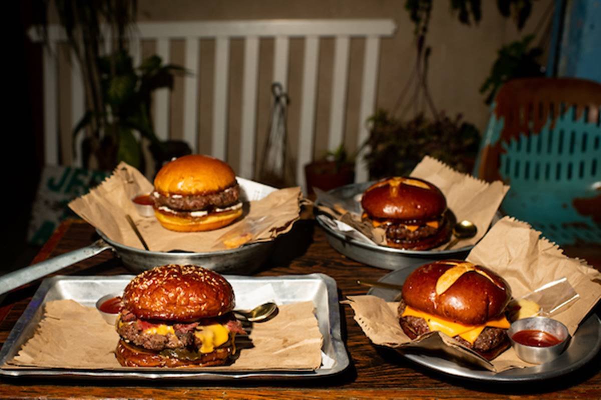 quatro hambúrgueres sobre mesa