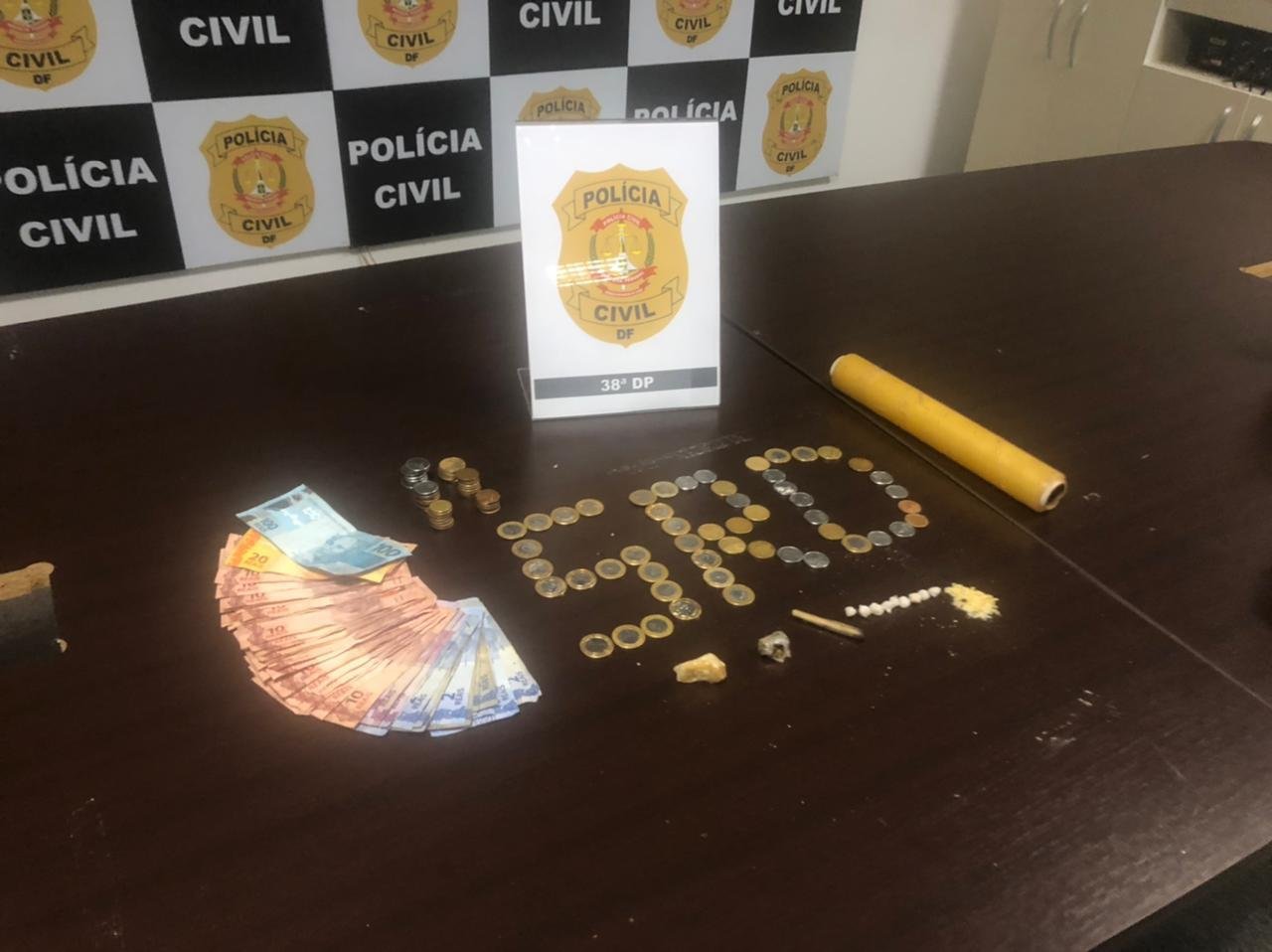 Vídeo traficante é preso ao entregar crack para usuário em churrasco