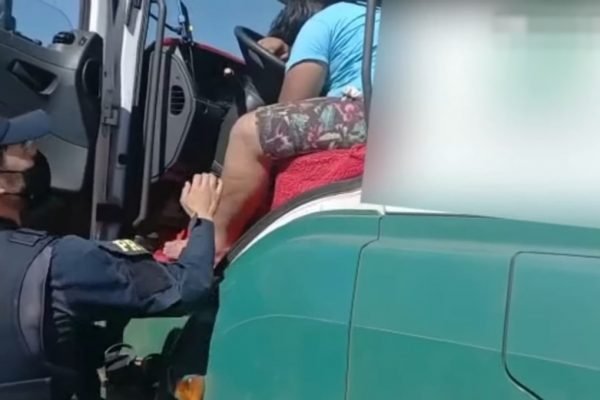 Motorista embriagado é flagrado por PRF dormindo sobre o volante em Goiás