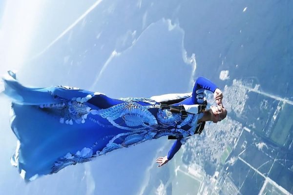Paraquedista no ar com look de alta-costura by Iris van Herpen