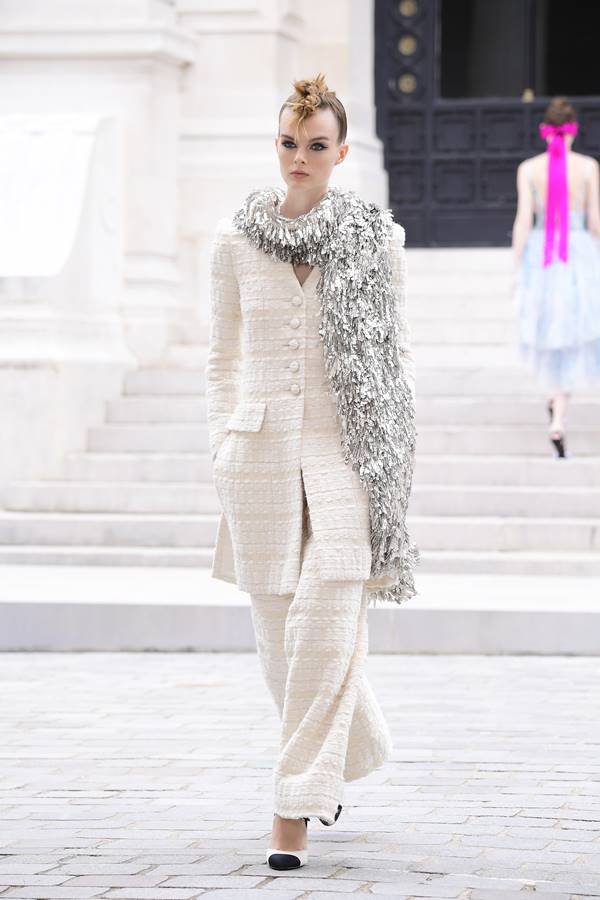 Look da alta-costura da Chanel com a temporada de outono/inverno 2021/22