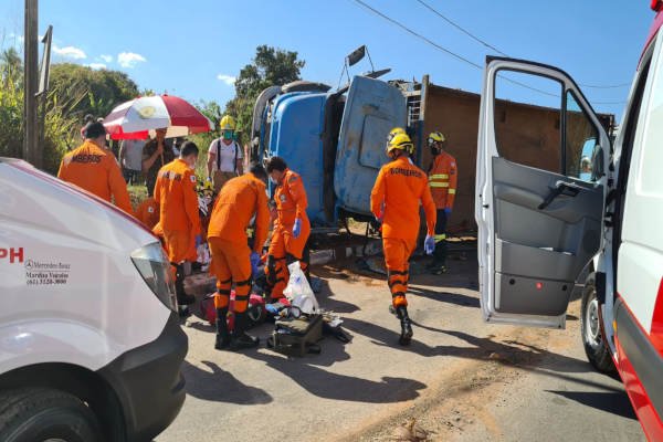 bombeiros prestam socorro