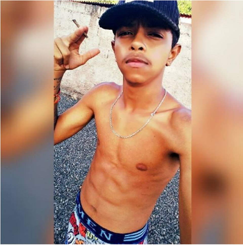 criminoso fumando