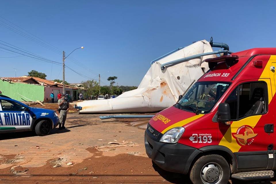 caixa d'água gigante desaba em goiás e deixa ferido grave
