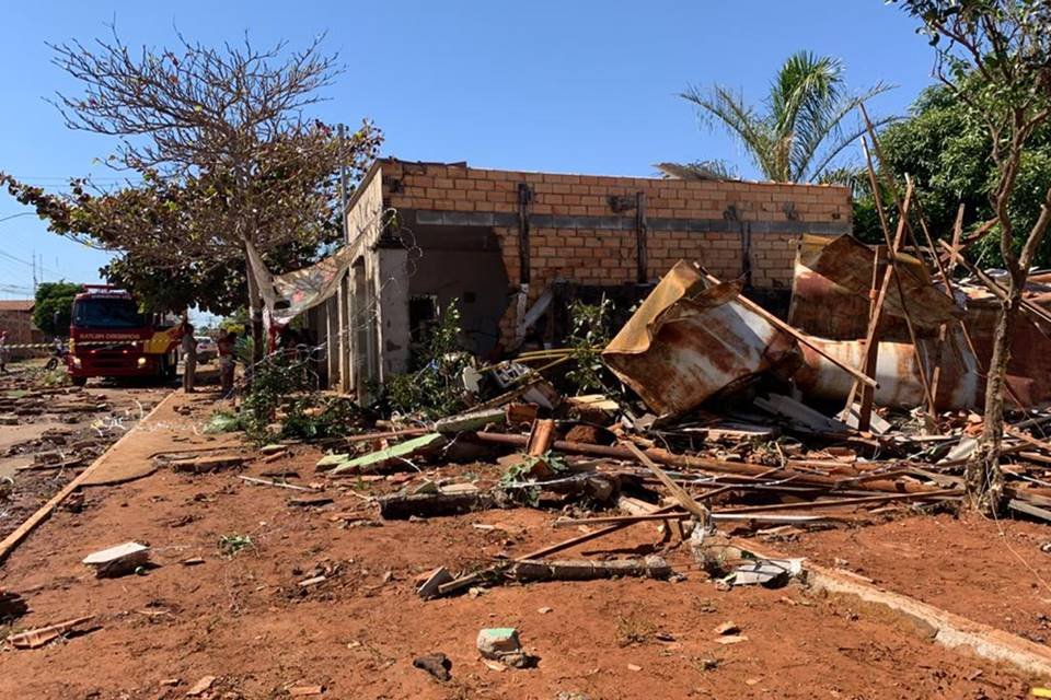 caixa d'água gigante desaba em goiás e deixa ferido grave