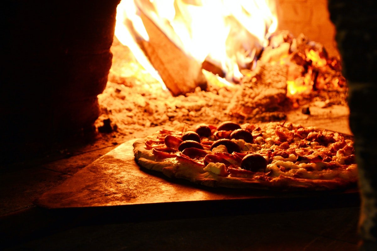 Pizza nel forno a legna