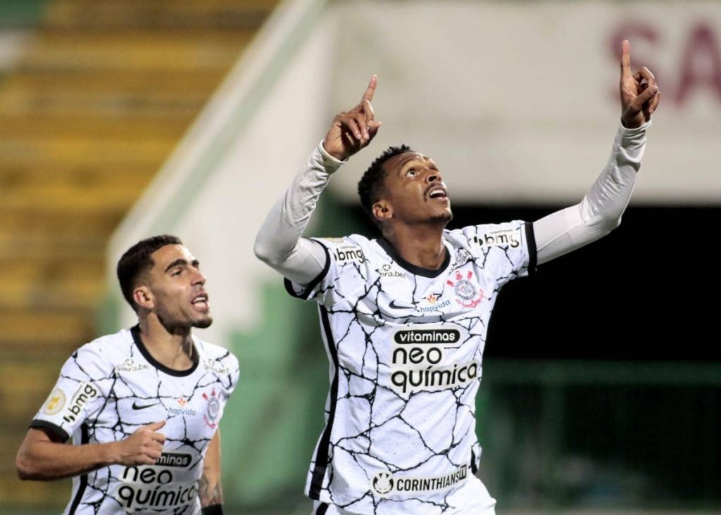 Jô igual marca de ídolo do clube e festeja fase no Corinthians: 