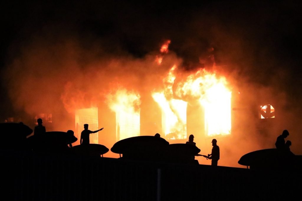 Incêndio em fábrica de alimentos em Bangladesh