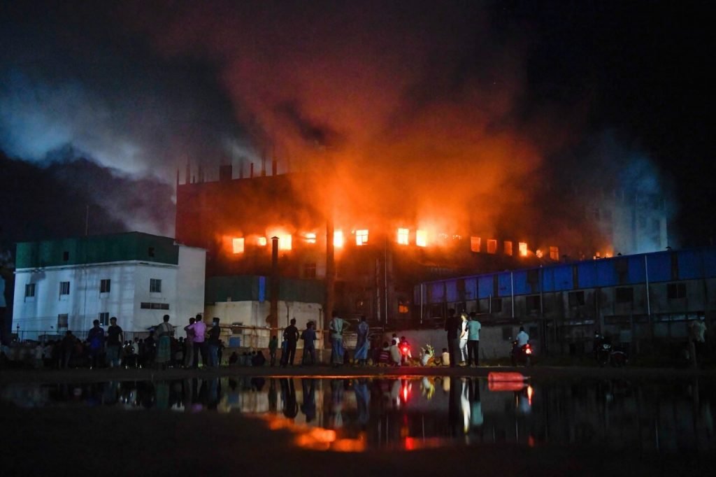 Incêndio em fábrica de alimentos em Bangladesh