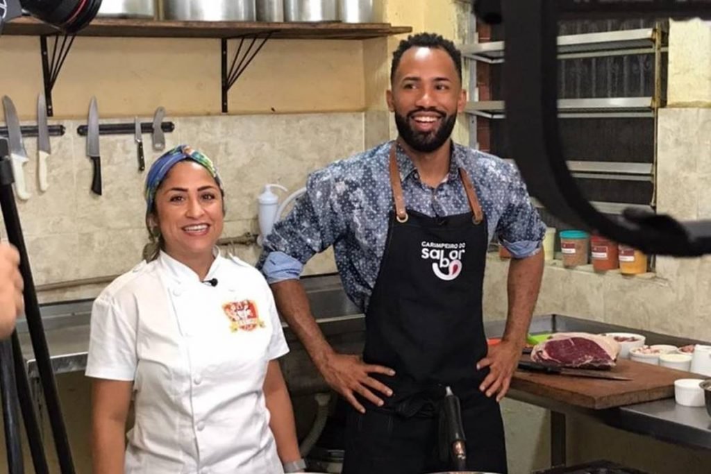 João Diamante com a chef Cintia Malves em uma cozinha