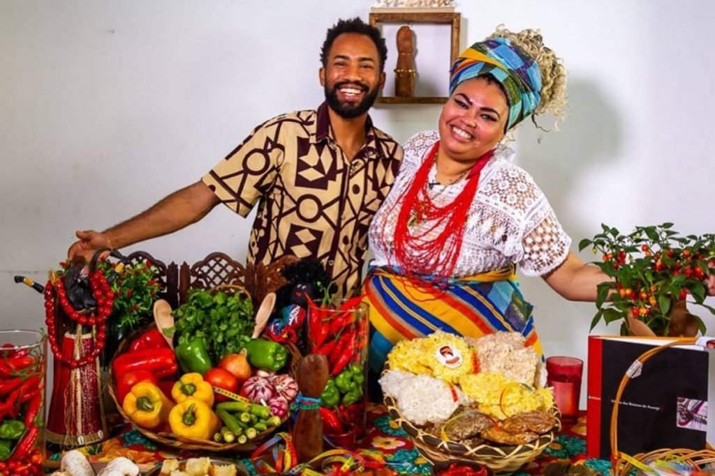 João Diamante com a cozinheira Rosa Perdigão vestida de baiana