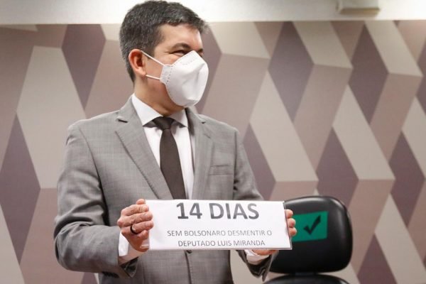 Senadores Randolfe Rodrigues (Rede AP), Simone Tebeb (MDB MS) e Humberto Costa (PT PE), falam com à imprensa ao final da CPI da COVID-19