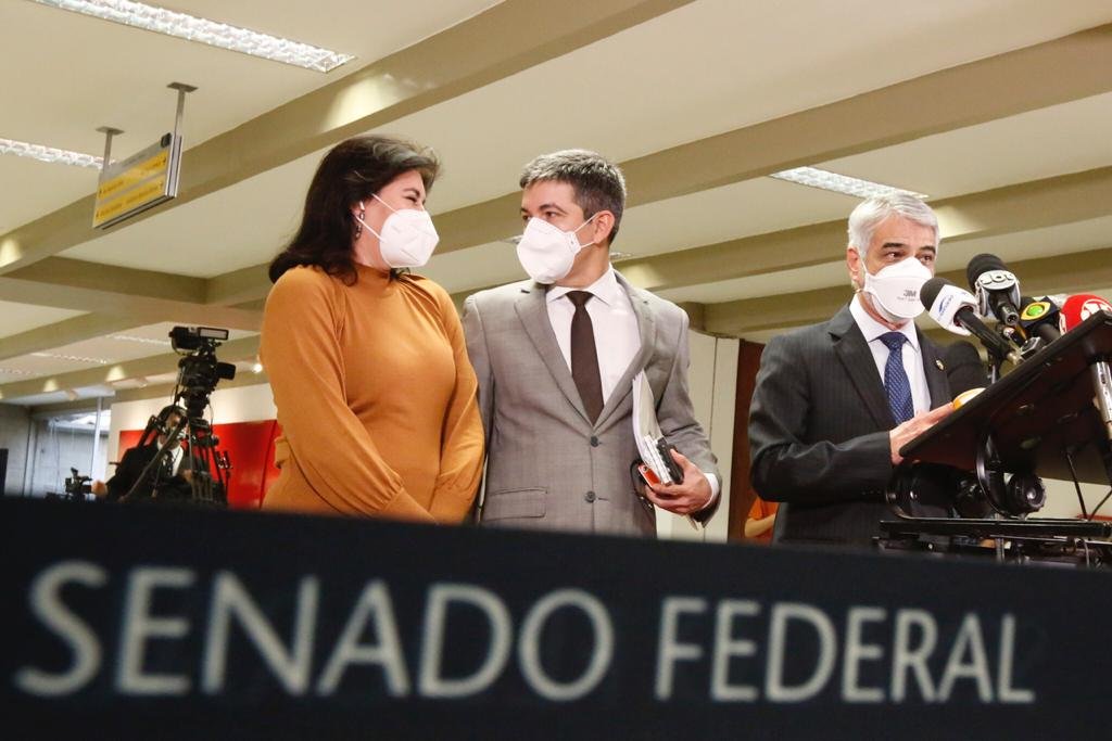 Senadores Randolfe Rodrigues (Rede AP), Simone Tebeb (MDB MS) e Humberto Costa (PT PE), falam com à imprensa ao final da CPI da COVID-19 4
