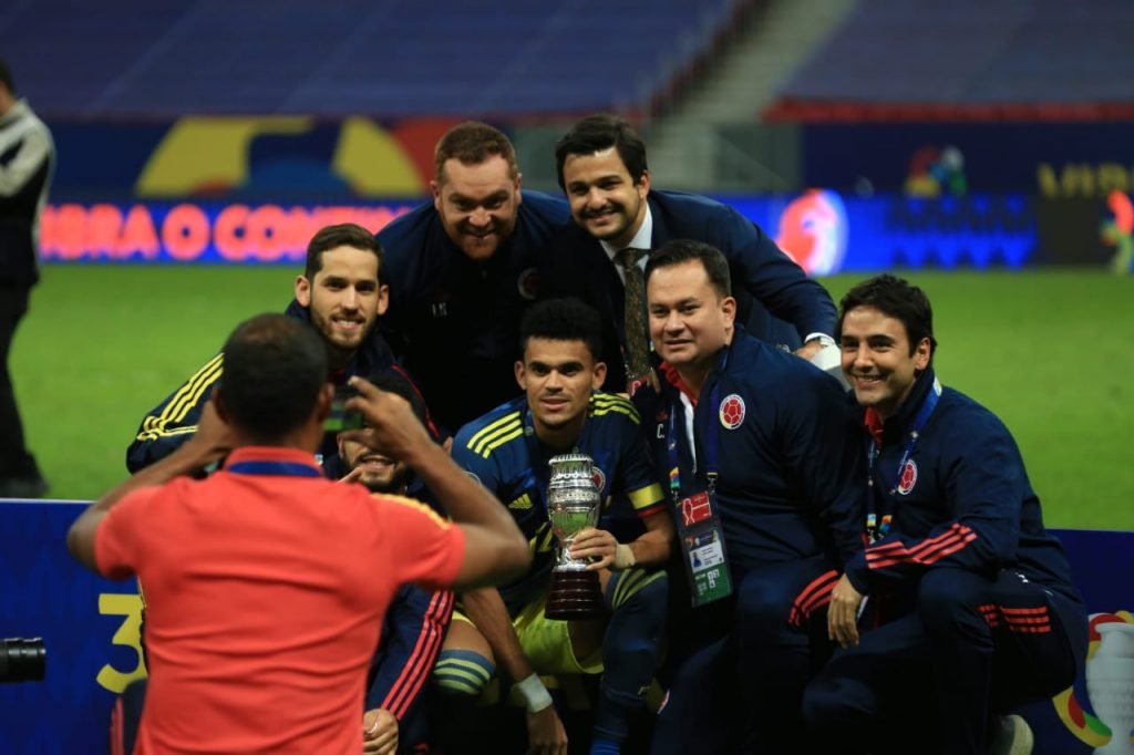 A partida Colômbia x Peru acaba com gol de Diaz e placar de 3x2 para a Colômbia, que conquista o 3⁰ lugar da Comembol copa america