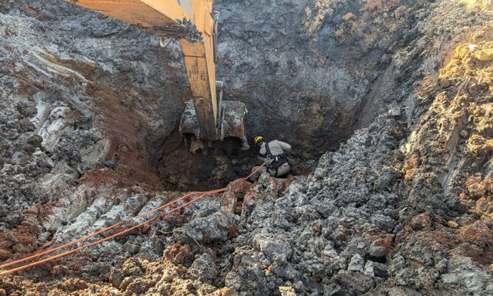 Bombeiros resgatam corpo de vítima de soterramento em Goiás