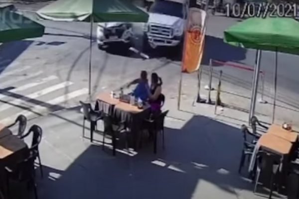 Casal escapa de atropelamento em mesa de bar em Goiânia (GO)